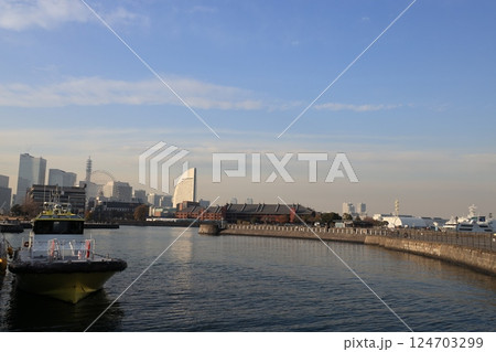 赤レンガ倉庫の建物の見える象の鼻防波堤の風景 124703299
