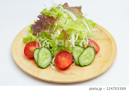 生野菜サラダと白背景　トマトと胡瓜とレタスのサラダ 124703389