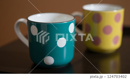 水玉模様のコップが二つ 水玉模様のコップが二つ 124703402