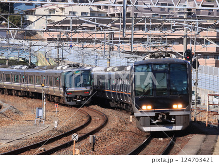 福知山線川西池田駅に到着する321系電車 福知山線川西池田駅に到着する321系電車 124703421