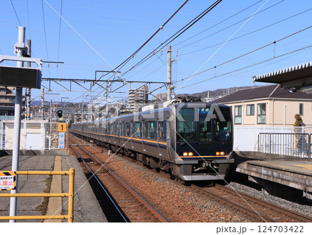 中山寺駅に到着する321系電車 124703422