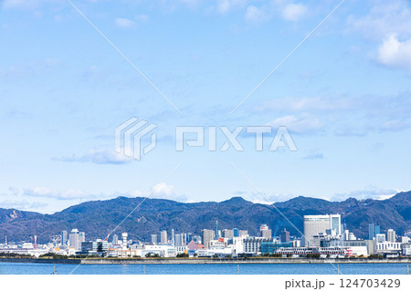 神戸空港展望デッキから見た神戸の風景 124703429
