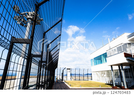 神戸空港展望デッキから見た青空 神戸空港展望デッキから見た青空 124703483