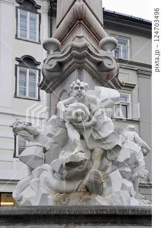中欧　スロベニア　首都　リュブリャナ　市庁舎前のロッバの泉 124703496