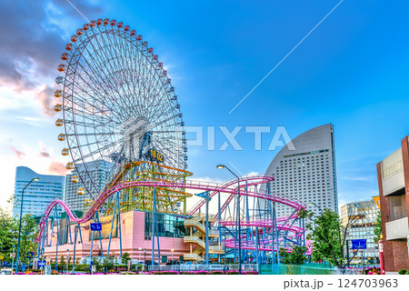 横浜の都市風景　夕焼けと観覧車とジェットコースター 124703963