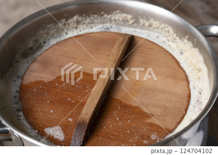 筍の下処理 アク抜きをする工程 筍の下処理 アク抜きをする工程 124704102