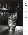 グラスに水を注ぐ 124704150
