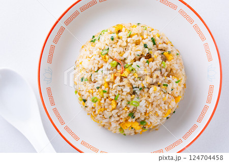 中華料理店で炒飯を食べる 124704458