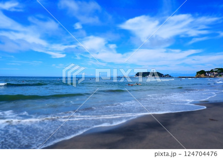 サーファーが波と戯れる夏真っ盛りの湘南・鎌倉の海と、美しい江ノ島の風景で、夏休みのイメージ 124704476