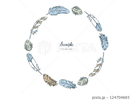 おしゃれな色々な鳥の羽で飾られた丸型のフレーム 124704665