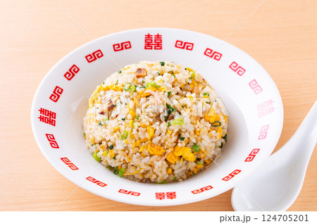 中華料理店で炒飯を食べる 124705201