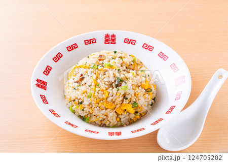 中華料理店で炒飯を食べる 中華料理店で炒飯を食べる 124705202