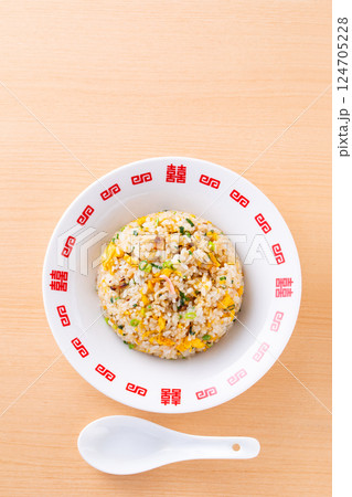 中華料理店で炒飯を食べる 124705228