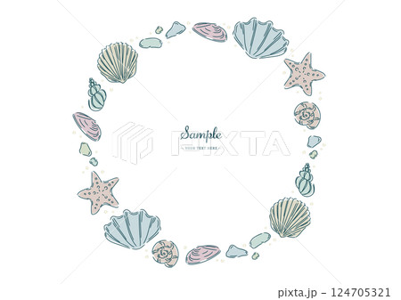 海辺で拾った、おしゃれな貝殻（巻貝、二枚貝、ホタテ貝や桜貝）とヒトデの丸型フレーム 124705321