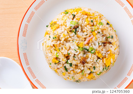 街中華で炒飯を食べる 街中華で炒飯を食べる 124705360