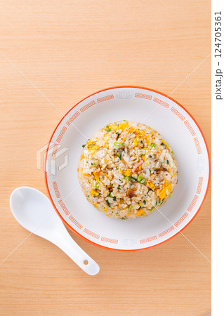 街中華で炒飯を食べる 街中華で炒飯を食べる 124705361