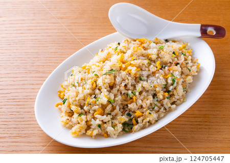 街中華で炒飯を食べる 街中華で炒飯を食べる 124705447