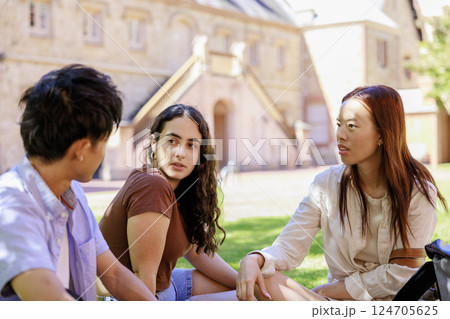 公園で談笑する大学生の男女 公園で談笑する大学生の男女 124705625