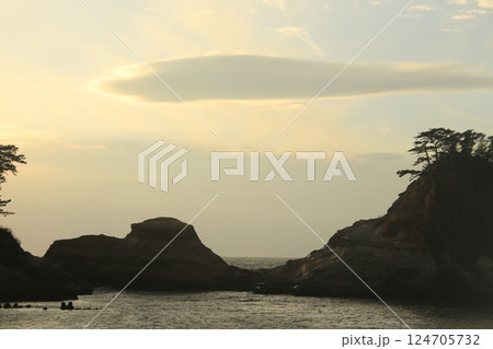 堂ヶ島の綺麗な夕陽 堂ヶ島の綺麗な夕陽 124705732