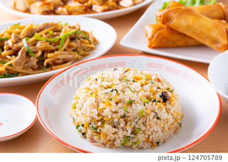 中華料理店で炒飯や麻婆豆腐を食べる 124705789
