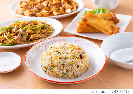 中華料理店で炒飯や麻婆豆腐を食べる 124705791