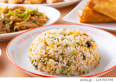 中華料理店で炒飯や麻婆豆腐を食べる 124705794