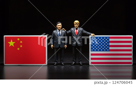 良好な関係を保つ米国と中国を描いたミニチュアフィギュア 良好な関係を保つ米国と中国を描いたミニチュアフィギュア 124706045