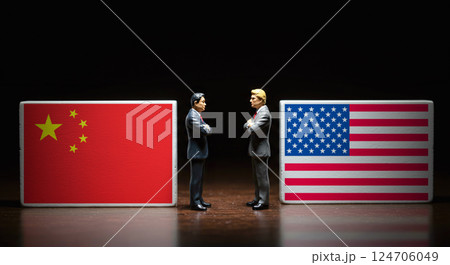 貿易摩擦で対立する米国と中国を描いたミニチュアフィギュア 貿易摩擦で対立する米国と中国を描いたミニチュアフィギュア 124706049
