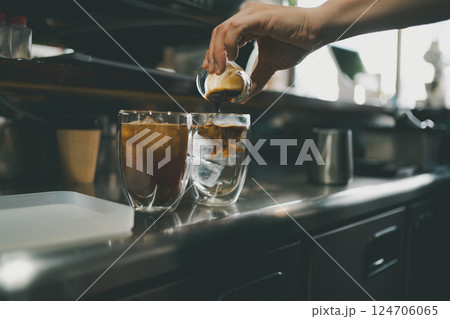 coffee shop coffee shop 124706065