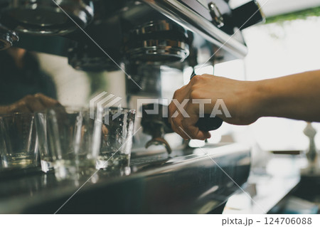 coffee shop 124706088