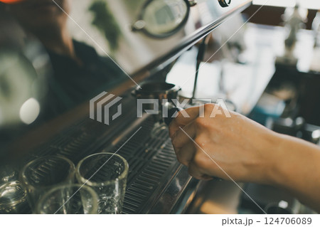 coffee shop 124706089