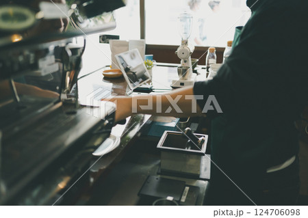 coffee shop 124706098