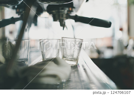 coffee shop 124706107