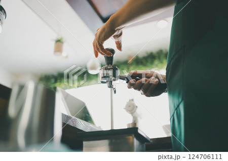 coffee shop 124706111