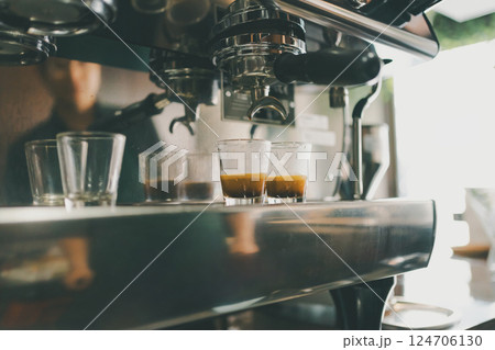 coffee shop 124706130