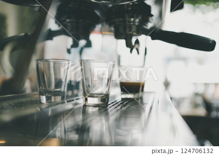 coffee shop 124706132