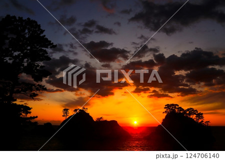 堂ヶ島の綺麗な落日 124706140