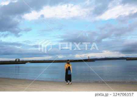 夏の網地島、朝の網地浜にて波打ち際に立つ女性 124706357