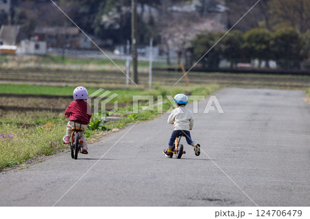 畑の中の道で自転車で遊ぶ兄弟 畑の中の道で自転車で遊ぶ兄弟 124706479