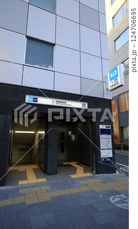 東京メトロ日比谷線の仲御徒町5番出入口、エレベーターが設置されている 124706695