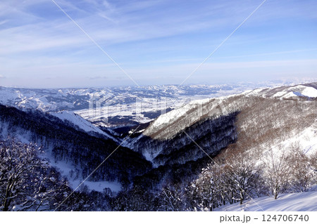岩原スキー場頂上部より南魚沼市の平野部を一望する 岩原スキー場頂上部より南魚沼市の平野部を一望する 124706740