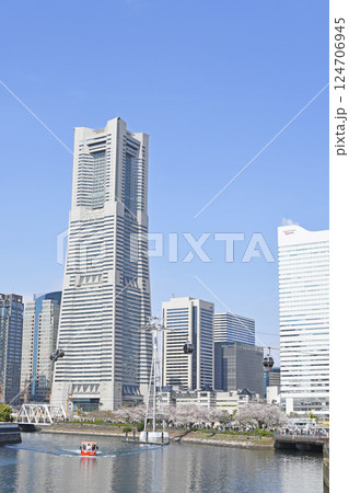 横浜みなとみらい21と桜の花 横浜みなとみらい21と桜の花 124706945