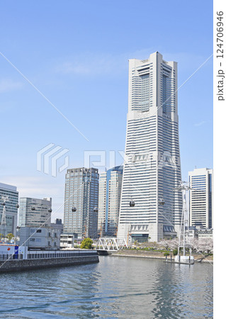 横浜みなとみらい21と桜の花 横浜みなとみらい21と桜の花 124706946