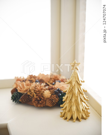 窓辺に飾られたクリスマスイメージ 窓辺に飾られたクリスマスイメージ 124707074