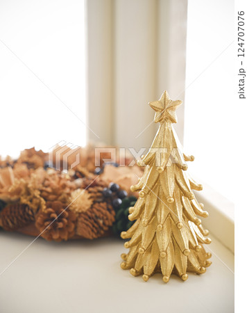 窓辺に飾られたクリスマスイメージ 窓辺に飾られたクリスマスイメージ 124707076