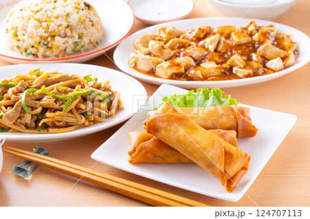 中華料理店で春巻きや麻婆豆腐を食べる 124707113