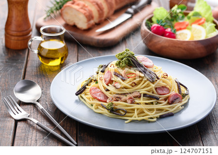 わらび入り春のペペロンチーノパスタ 和洋折衷のヘルシーランチ 124707151