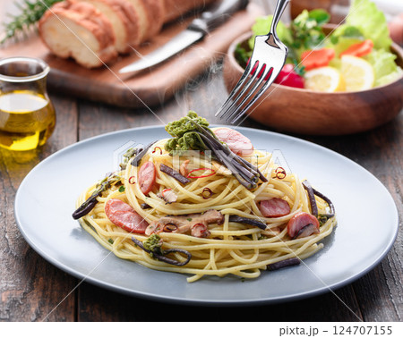 わらび入り春のペペロンチーノパスタ 和洋折衷のヘルシーランチ 124707155