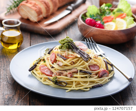 わらび入り春のペペロンチーノパスタ 和洋折衷のヘルシーランチ 124707157