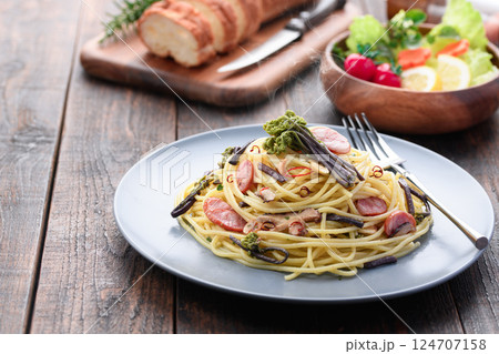 わらび入り春のペペロンチーノパスタ 和洋折衷のヘルシーランチ 124707158